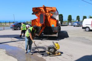 Arsin’de asfalt yama çalışmaları devam ediyor