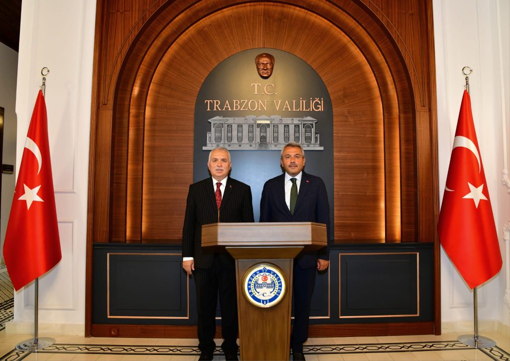 Rize Valisi İhsan Selim Baydaş ve Beraberindekiler Vali Aziz Yıldırım’ı Ziyaret Etti