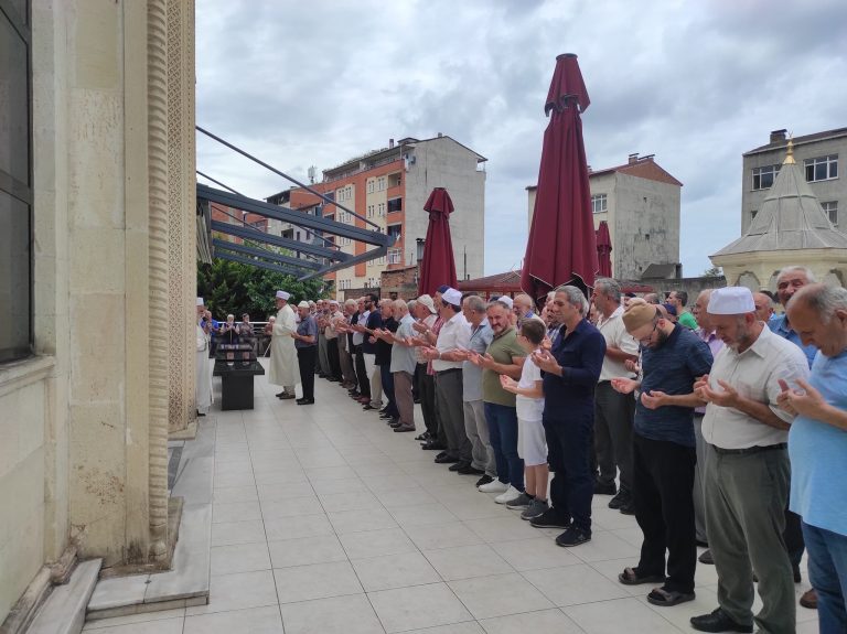 Arsin’de Heniyye için Gıyabi Cenaze Namazı Kılındı