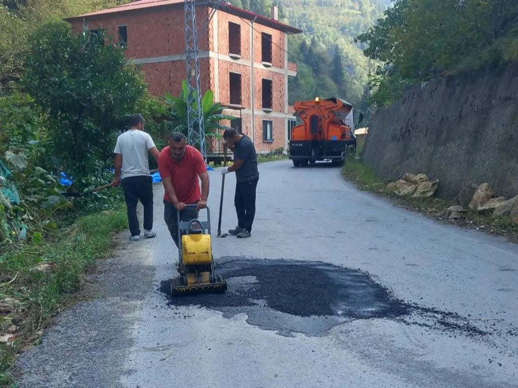 Arsin’de asfaltlama çalışmaları ara vermeden sürüyor