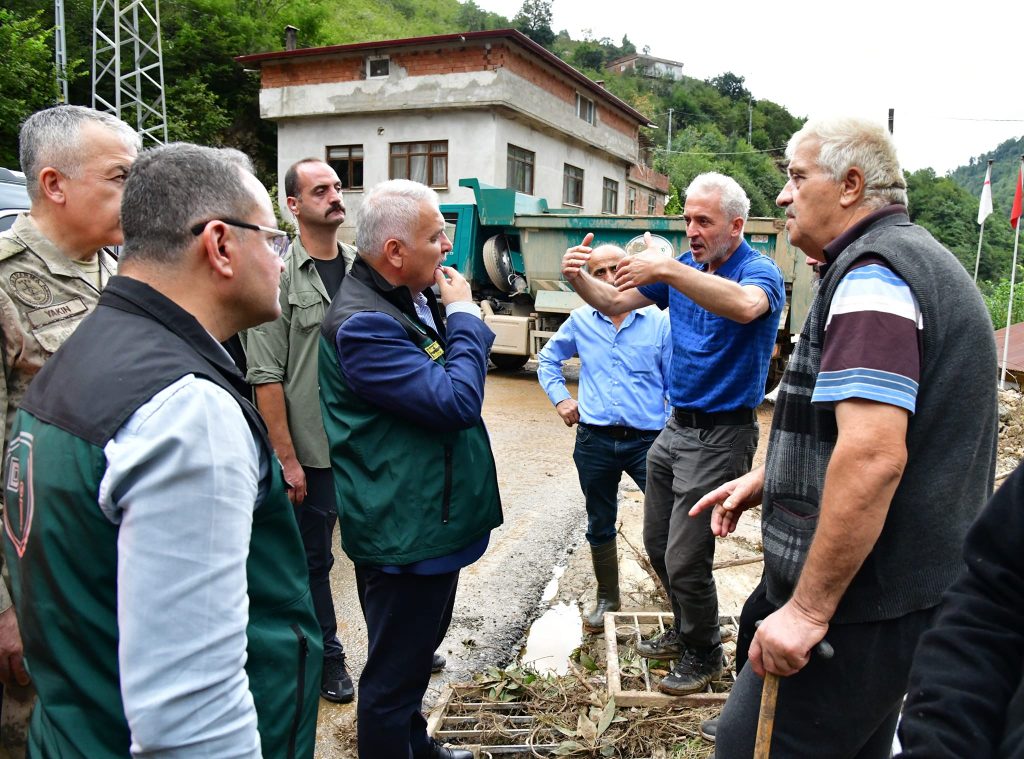 Vali Aziz Yıldırım; Arsin’de selin etkilediği alanlarda incelemelerde bulundu