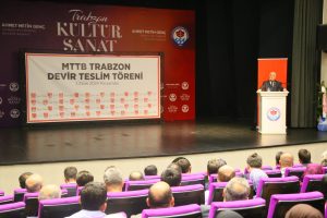 Vali Yıldırım ve eşi, Hamamizade İhsan Bey Kültür Merkezi’de şiir dinletisi izledi