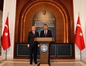 Bakan Yusuf Tekin beraberindekilerle Trabzon Valiliğini ziyaret etti