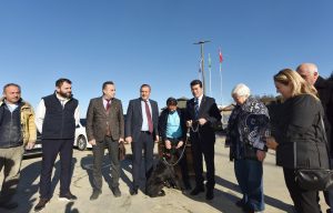 Başkan Çelebi sokak hayvanı sahiplendi, iş dünyasına çağrıda bulundu