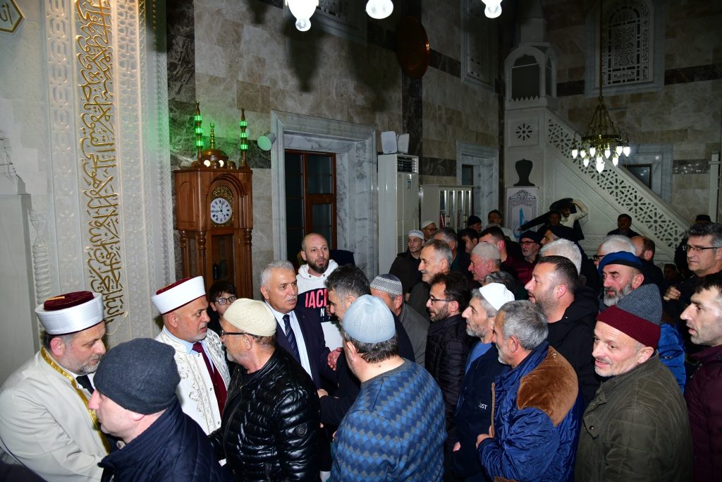 Vali Yıldırım Teravih Namazı Sonrası Vatandaşlarla Buluştu