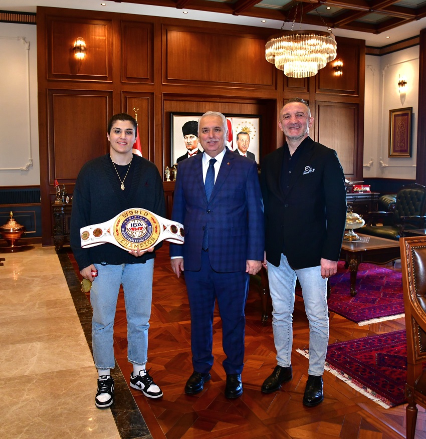 Vali Yıldırım Şampiyon Sporcu Sürmeneli’yi Tebrik Etti