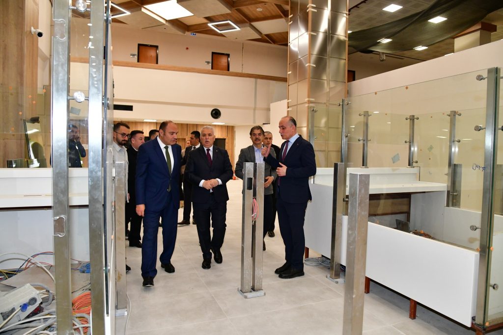 Trabzon Valisi Aziz Yıldırım, Havalimanında İncelemelerde Bulundu