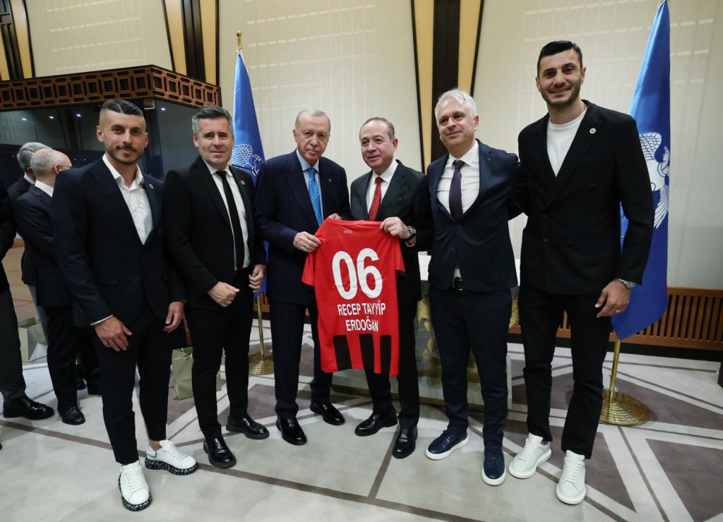 Cumhurbaşkanı Erdoğan, Süper Lig’e yükselen 3 futbol kulübünün başkanlarını kabul etti