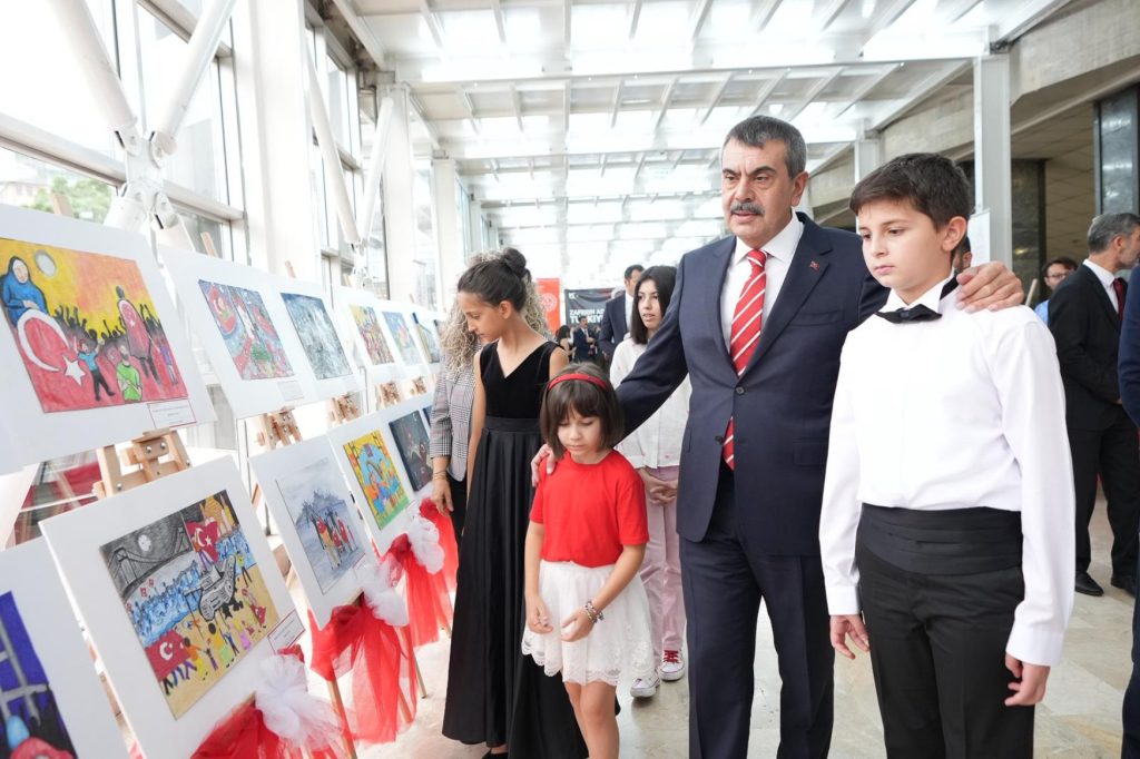 “Zaferin Adı Türkiye” Sergisi, Bakan Yusuf Tekin’in Katılımıyla Açıldı