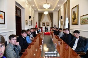 Vali Aziz Yıldırım, Doğu Karadeniz Gençlik Doğa Kampına Katılan Öğrencileri Kabul Etti