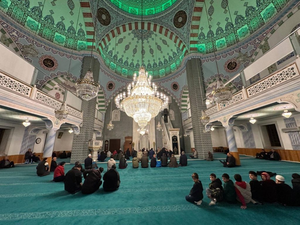 Aileler Sabah Namazında Saf Tuttu