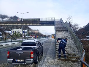 Büyükşehir’den Kritik Noktalarda Kar Temizliği