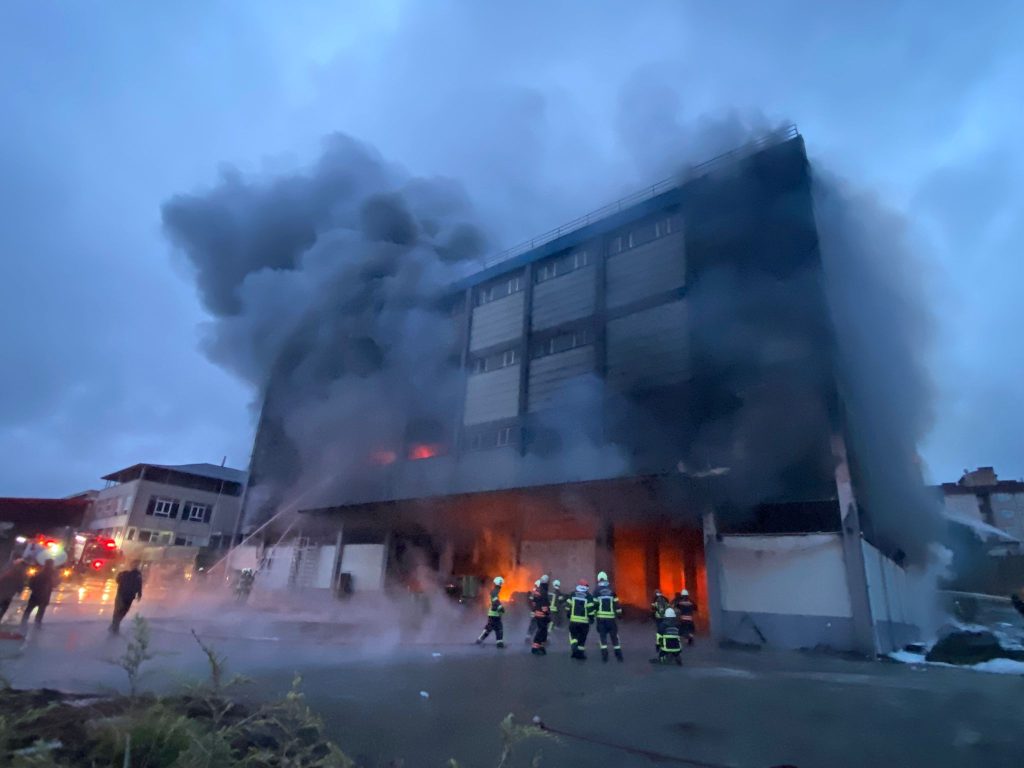 Arsin OSB’de Korkutan Yangın: Ekipler Seferber Oldu