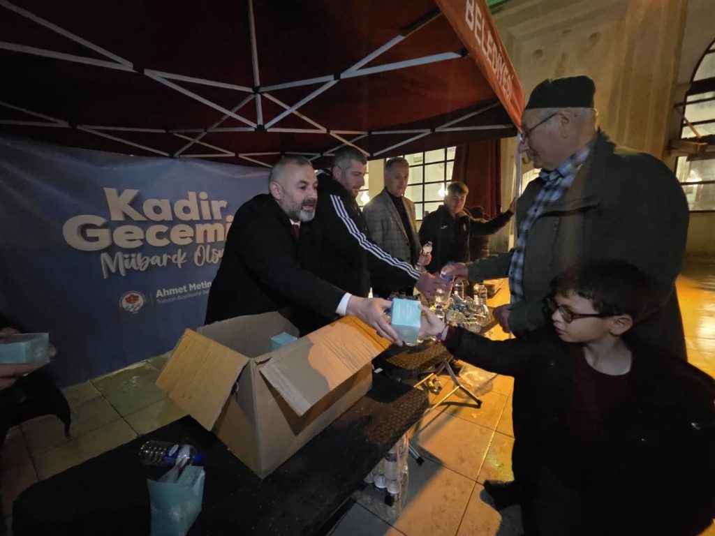 Başkan Bilgin’den Kadir Gecesi’nde Vatandaşlara İkram