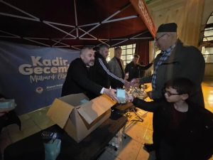 Başkan Bilgin’den Kadir Gecesi’nde Vatandaşlara İkram