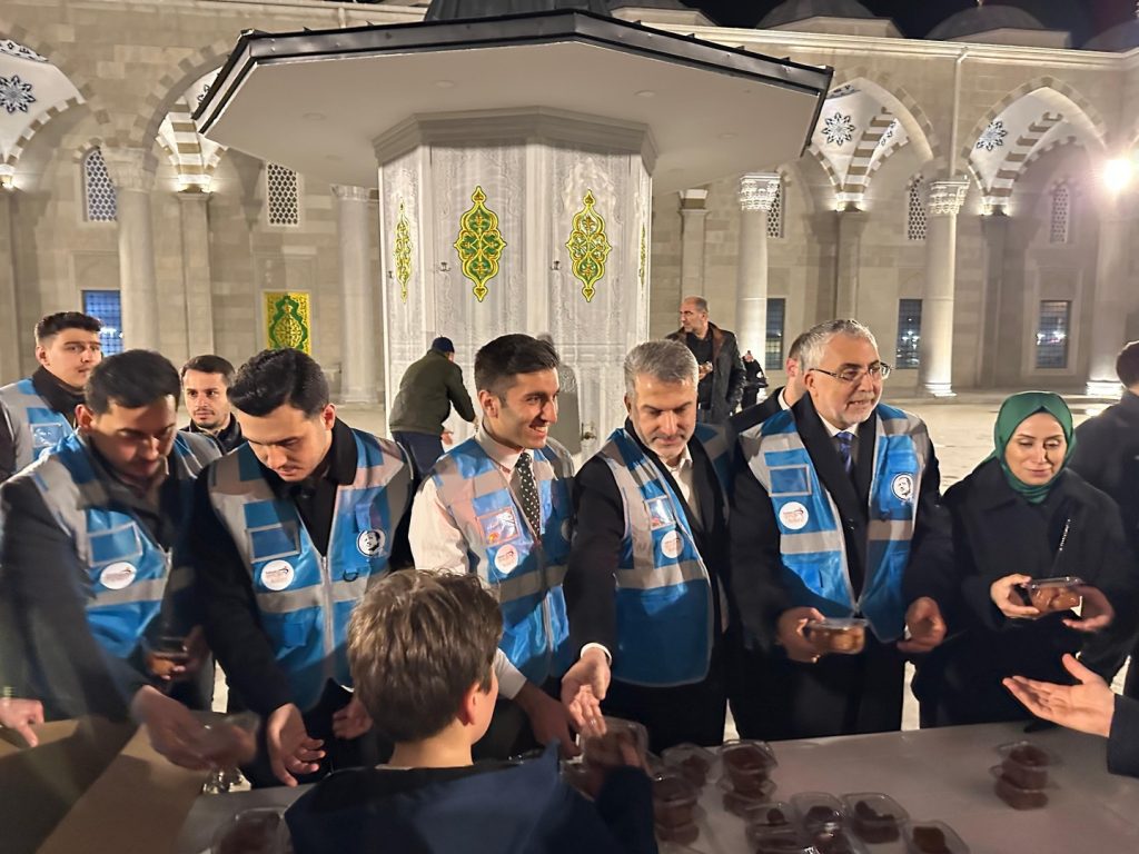 AK Gençlik Trabzon’dan Teravih Sonrası Lokma İkramı