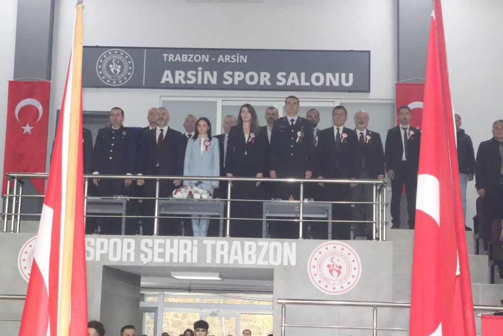 Arsin’de 19 Mayıs Coşkusu Spor Salonu’na Taştı