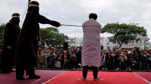 Yatakta yakalandılar! Kırbaçlandılar…