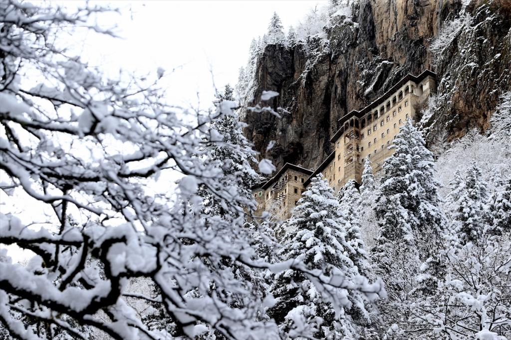 Sümela Manastırı beyaza büründü