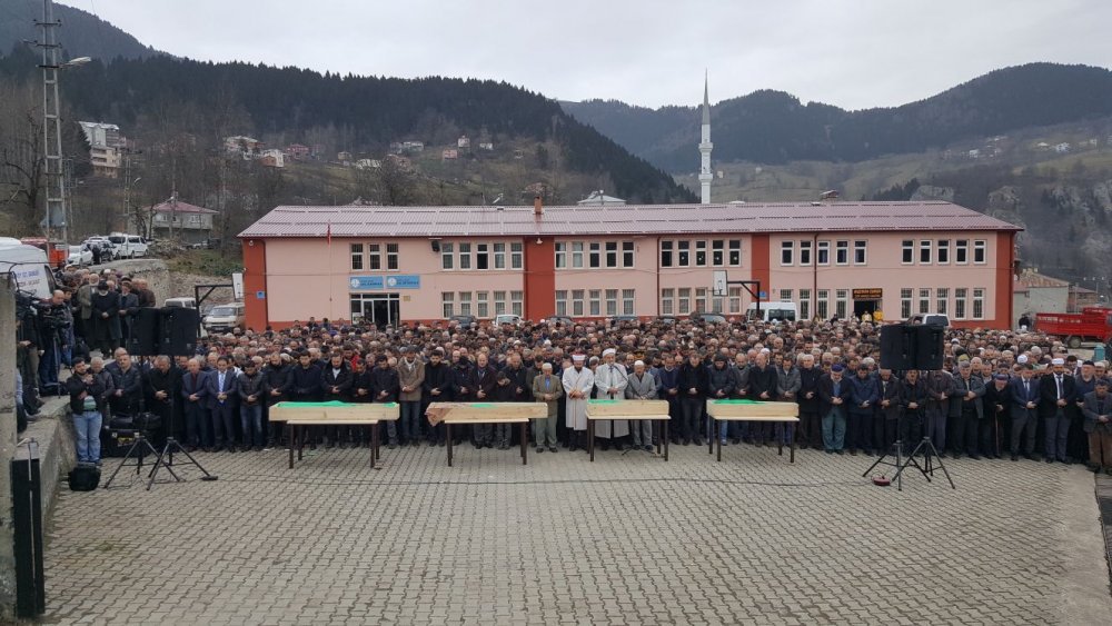 Almanya’da zehirlenen Aile Trabzon’da toprağa verildi