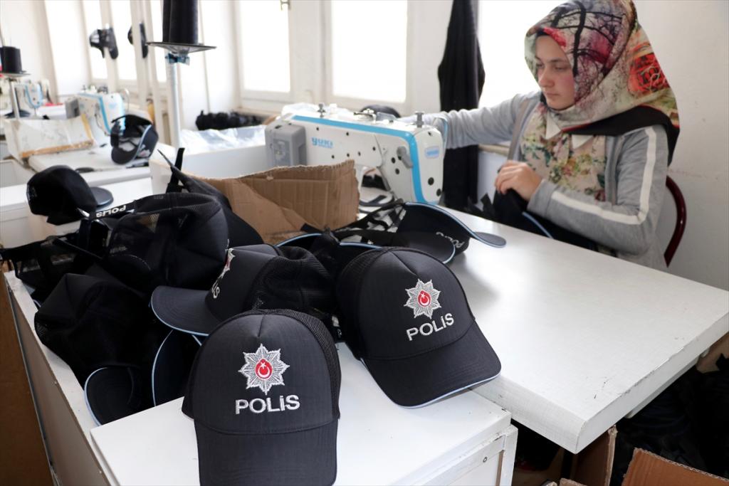 Polislerin yeni şapkaları Trabzon’dan