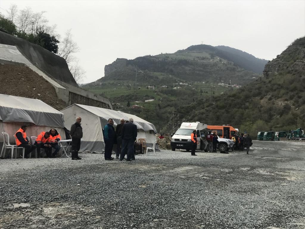 Trabzon’da polis aracının dereye devrilmesi
