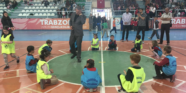 Trabzon’da  çocuk geleneksel oyunlar ile coşuyor