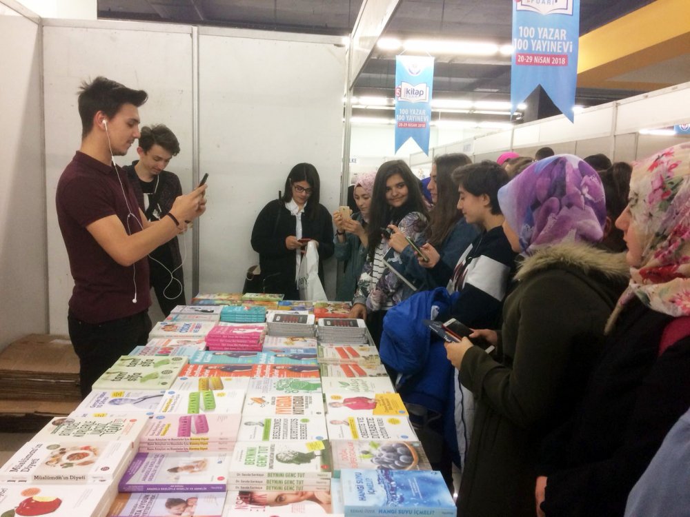 Kitap fuarında hafta sonu yoğunluğu