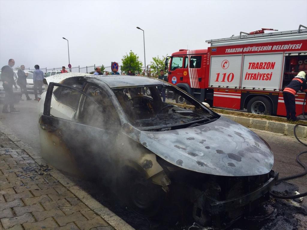 Trabzon’da 15 günlük otomobili park halindeyken yandı