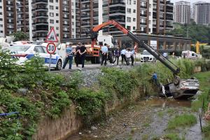 Trabzon’da cip dereye düştü: 1 yaralı