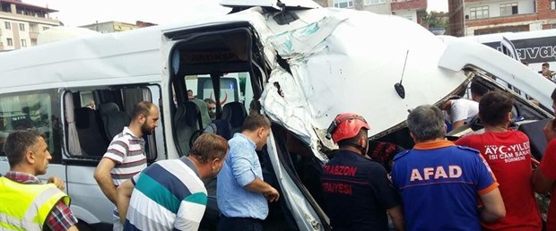 Yolcu minibüsü çöp kamyonuna çarptı: 10 yaralı