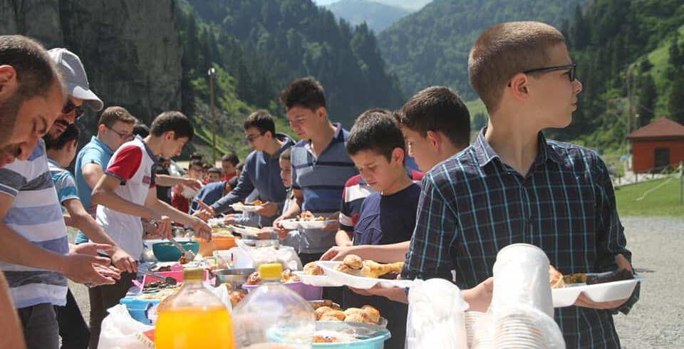 Arsin’de Yatılı Kur’an Kursu öğrencileri için piknik düzenledi