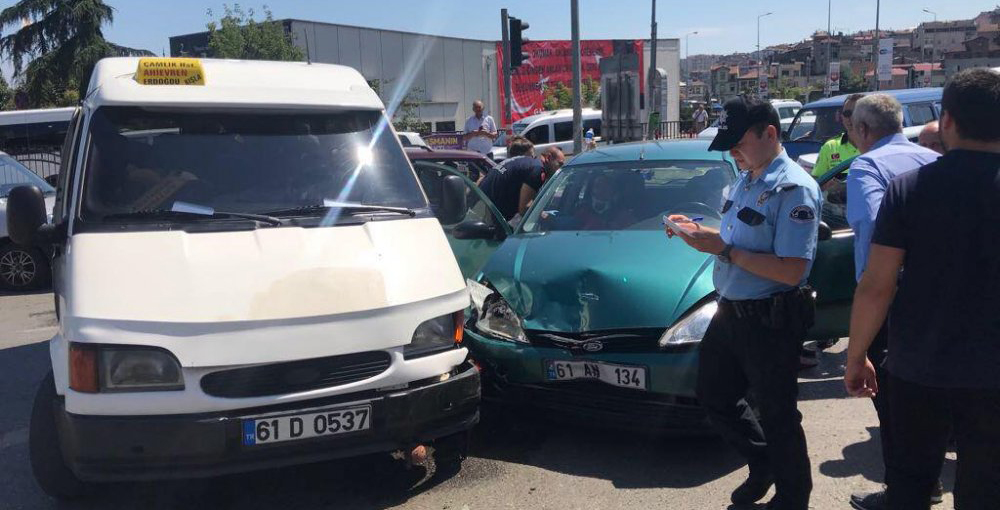 Trabzon’da dolmuş araba çarpıştı