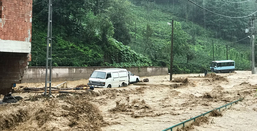 Aşırı yağış Rize’yi vurdu