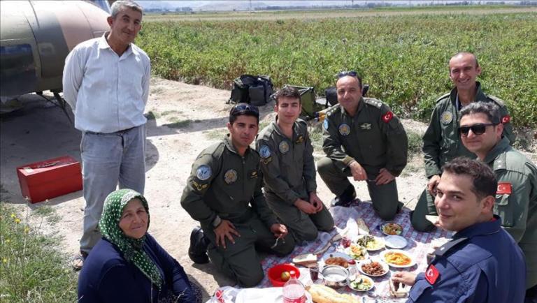 Bakan Soylu’dan askerlere yer sofrası açan aileye teşekkür