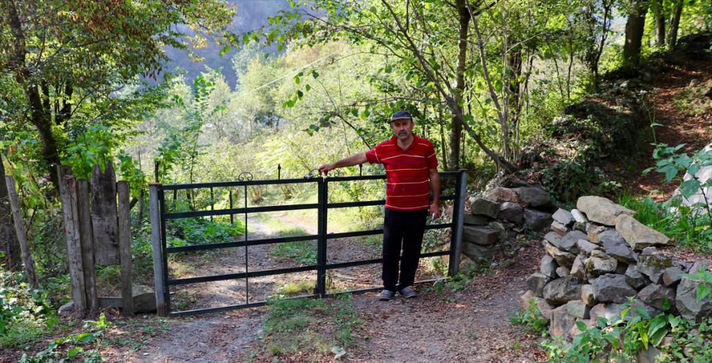 Trabzon’da anlaşmazlık yaşayan baba-oğulun arasına tel örgüler girdi