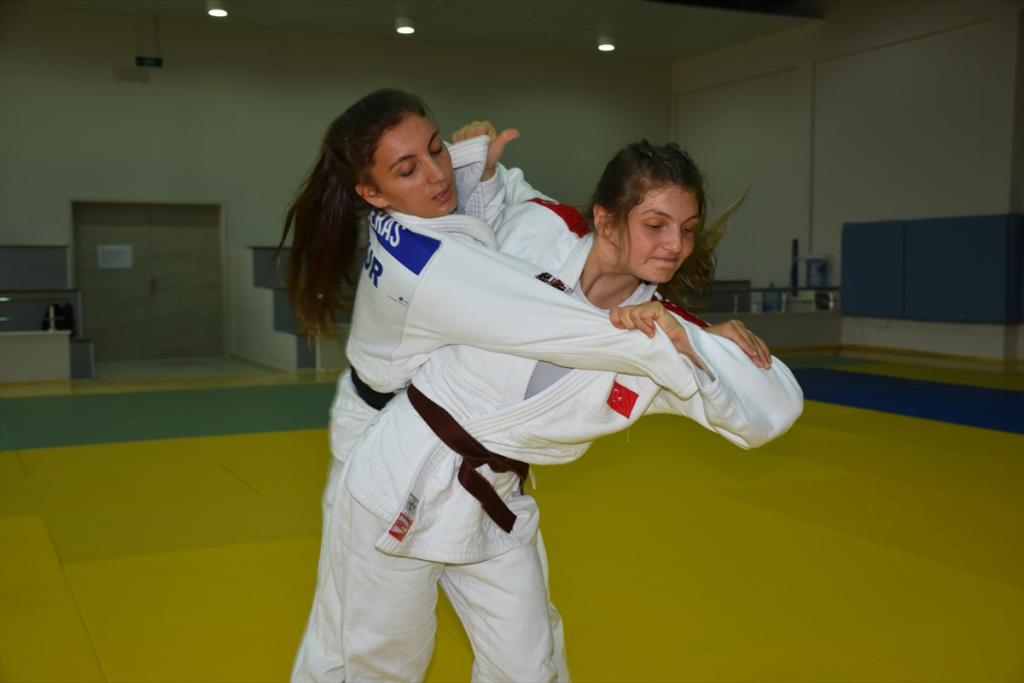 Jackie Chan’a özenerek başladıkları judoda milli takıma yükseldiler