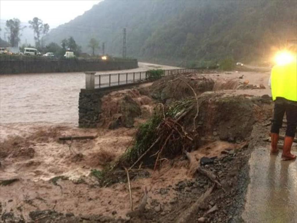 Trabzon’da şiddetli sağanak hayatı olumsuz etkiledi