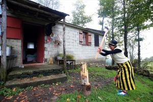 Trabzonlu kadın çiftçinin yorucu mesaisi