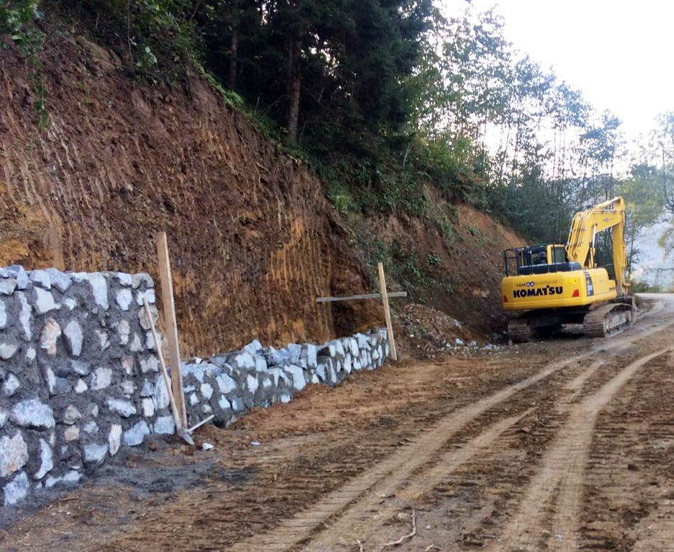 Trabzon’da yollar istinat duvarları ile örülüyor