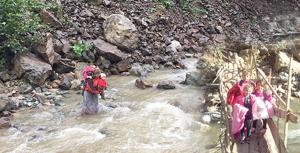 Arsin’de Anne sırtında taşımalı eğitim