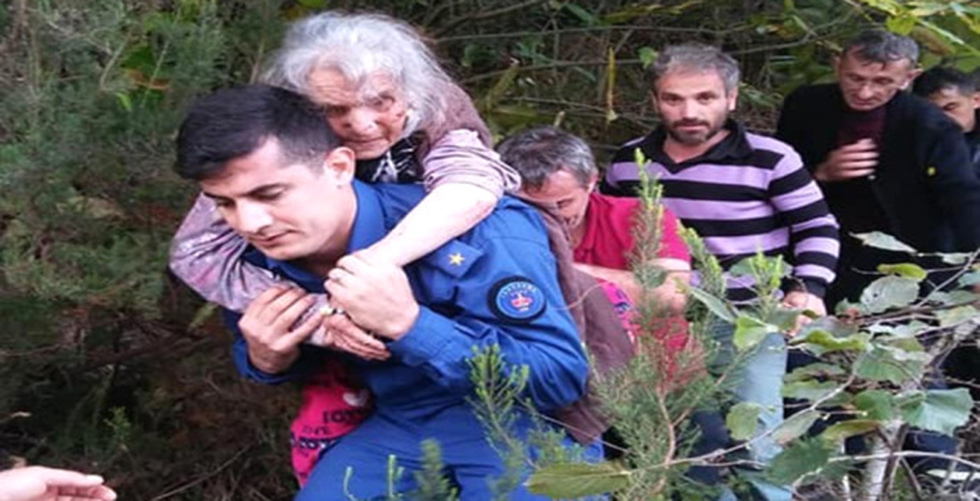 Arsin’de Jandarma Ayşe nineyi sırtında taşıdı