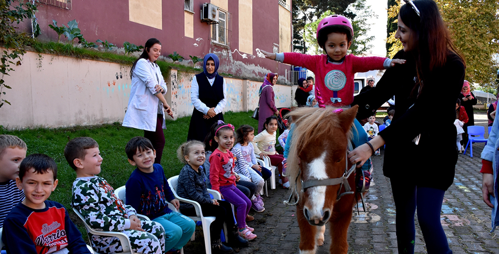 Arsin’de okulları gezip çocuklara at sevgisi aşılıyorlar