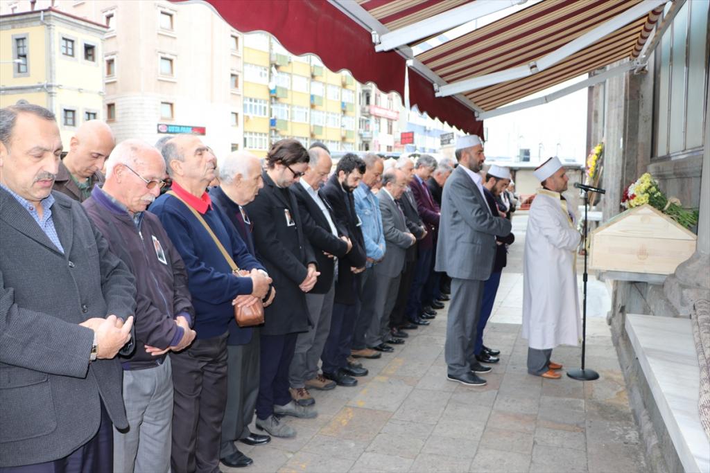 Ressam Yusuf Katipoğlu’nun cenazesi Trabzon’da toprağa verildi