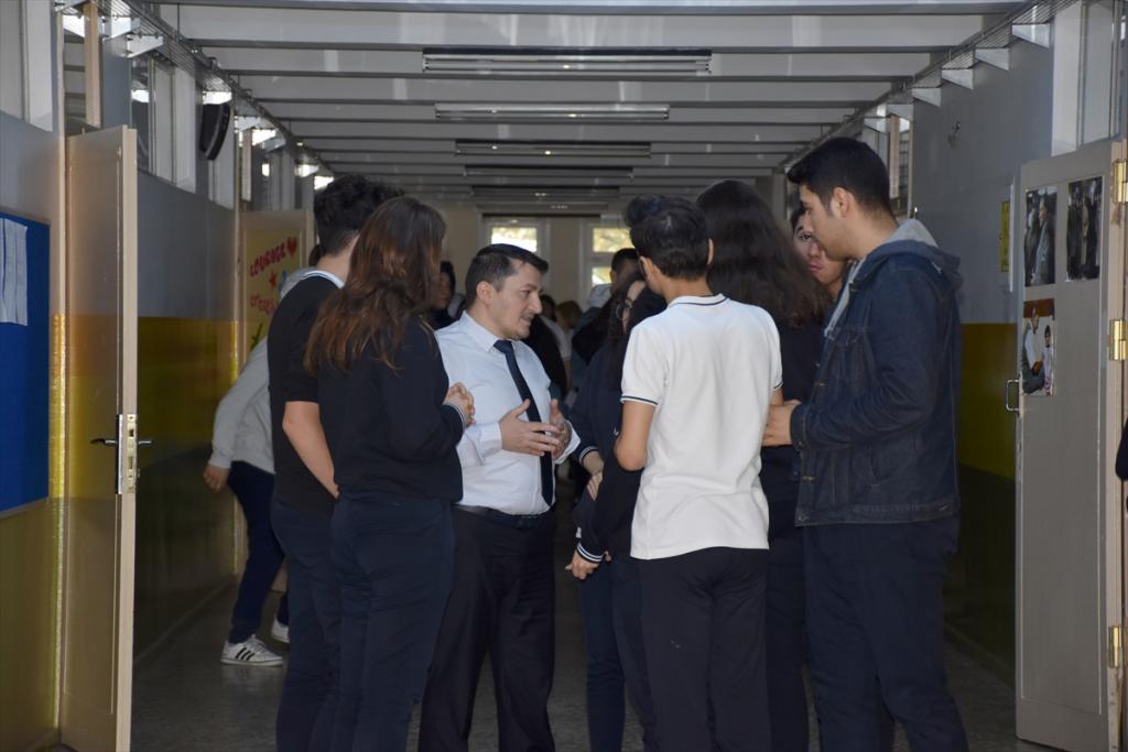 Trabzon’da Aşık Veysel’i örnek alan öğretmen öğrencilerine ışık oluyor