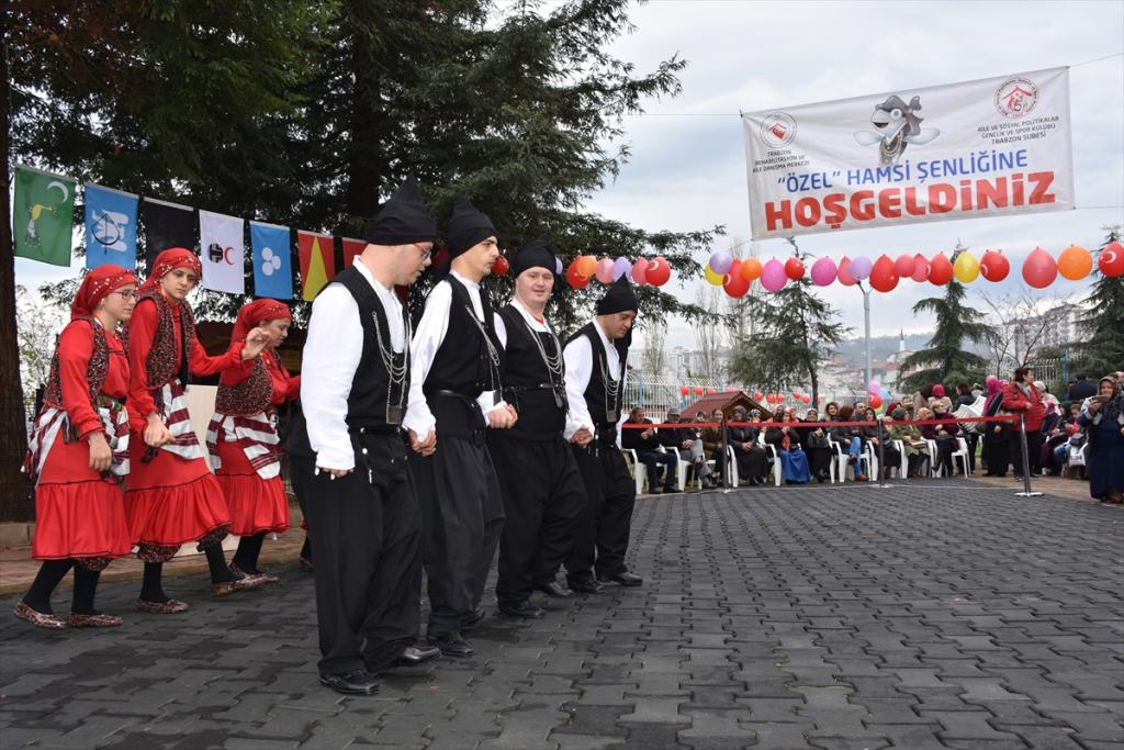 Trabzon’da engelli vatandaşlar hamsi şenliğinde buluştu