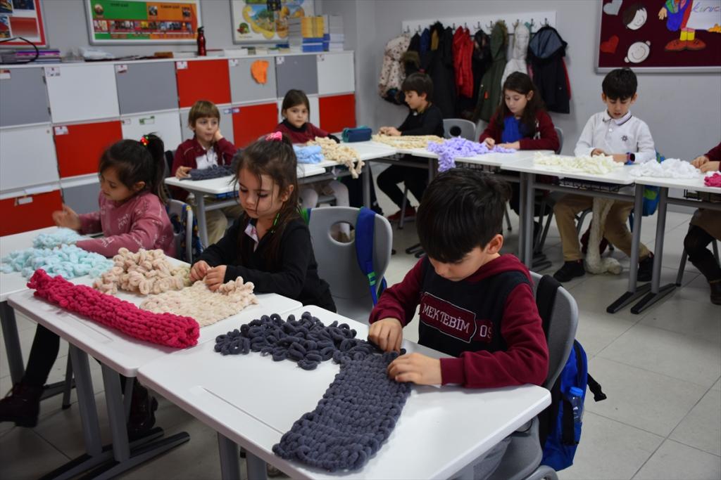 Trabzonlu öğrenciler akranları için atkı ve bere örüyorlar