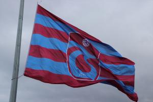 Trabzon’da, dev Trabzonspor bayrağı asıldı