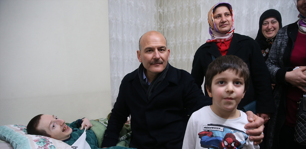Soylu, Arsin’de engelli genci evinde ziyaret etti