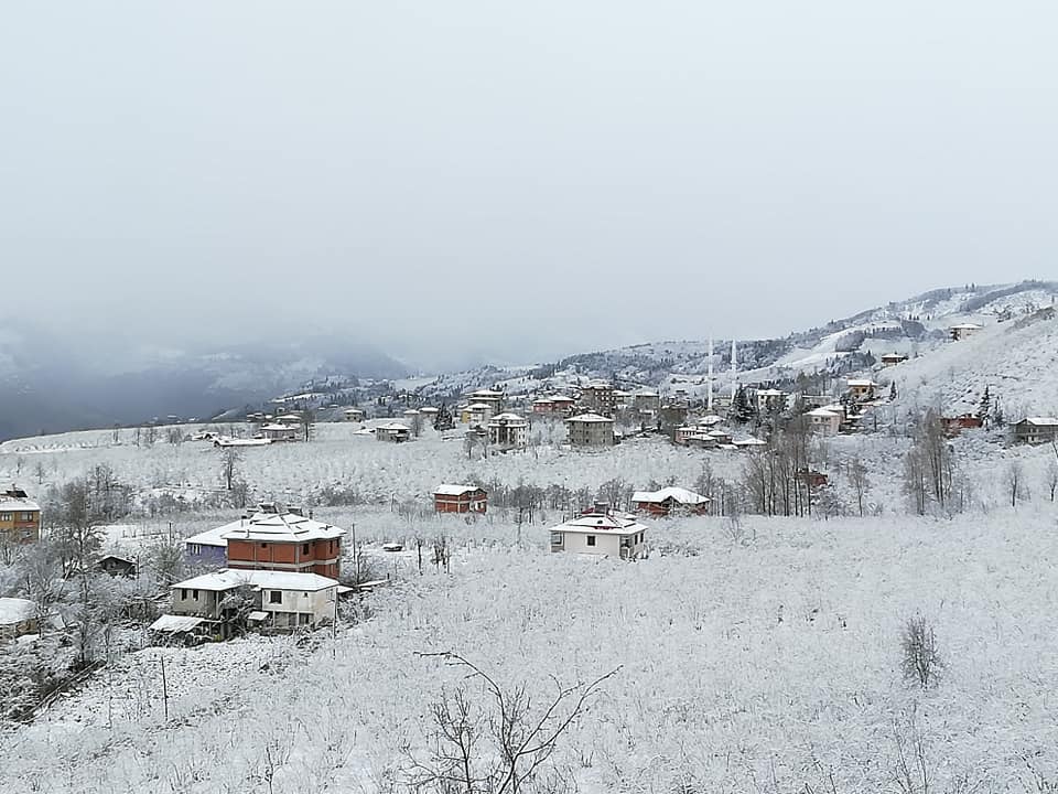 Trabzon’da oralarda kar yağışı başladı…